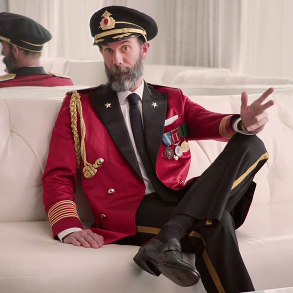 hotels-com-captain-obvious-caroling-commercial.jpg