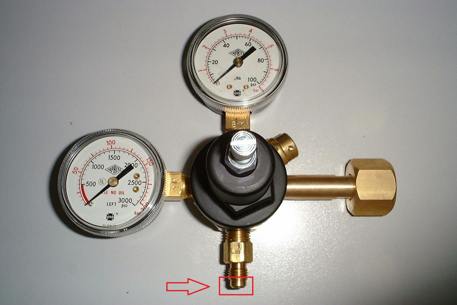 single-outlet-co2-regulator-bottle-mount-twin-gauge-c-w-1-4-male-flare-7-16-unf--250-p.jpg