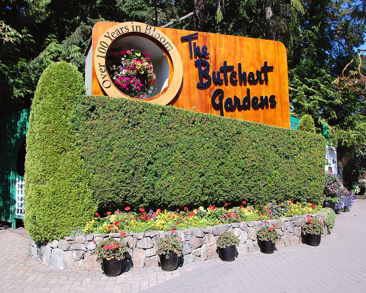 1280px-Butchart_Gardens_Entrance.jpg