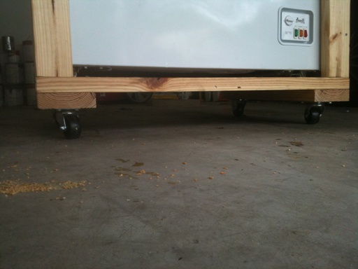 Swivel casters in the front for easy moving