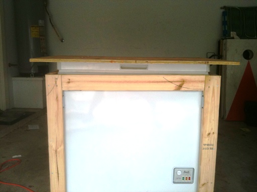 Straight on view of the lid. Used 5/8" plywood srcap, as a base layer for the lid