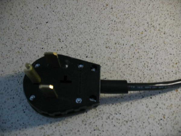30/50 Amps plug wired to 14/3 300V cable, then wired into the yellow female plug above.