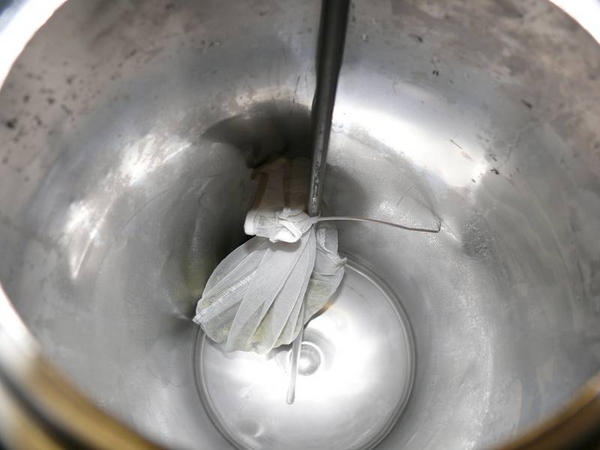 DryHoppingintheKegBagactuallytieddownintheKeg