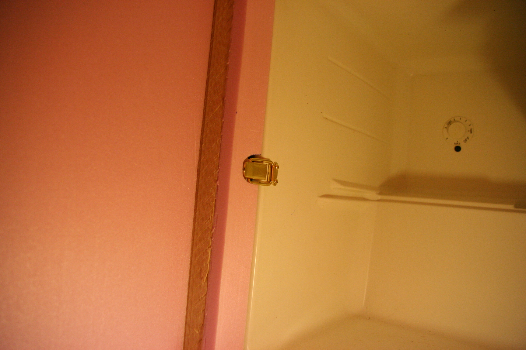 latchholdingdormfridgetocabinetfromtheinside