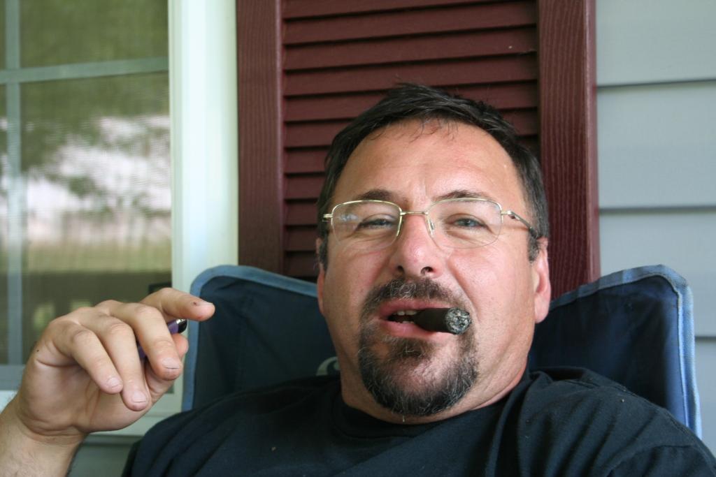 howard_cigar