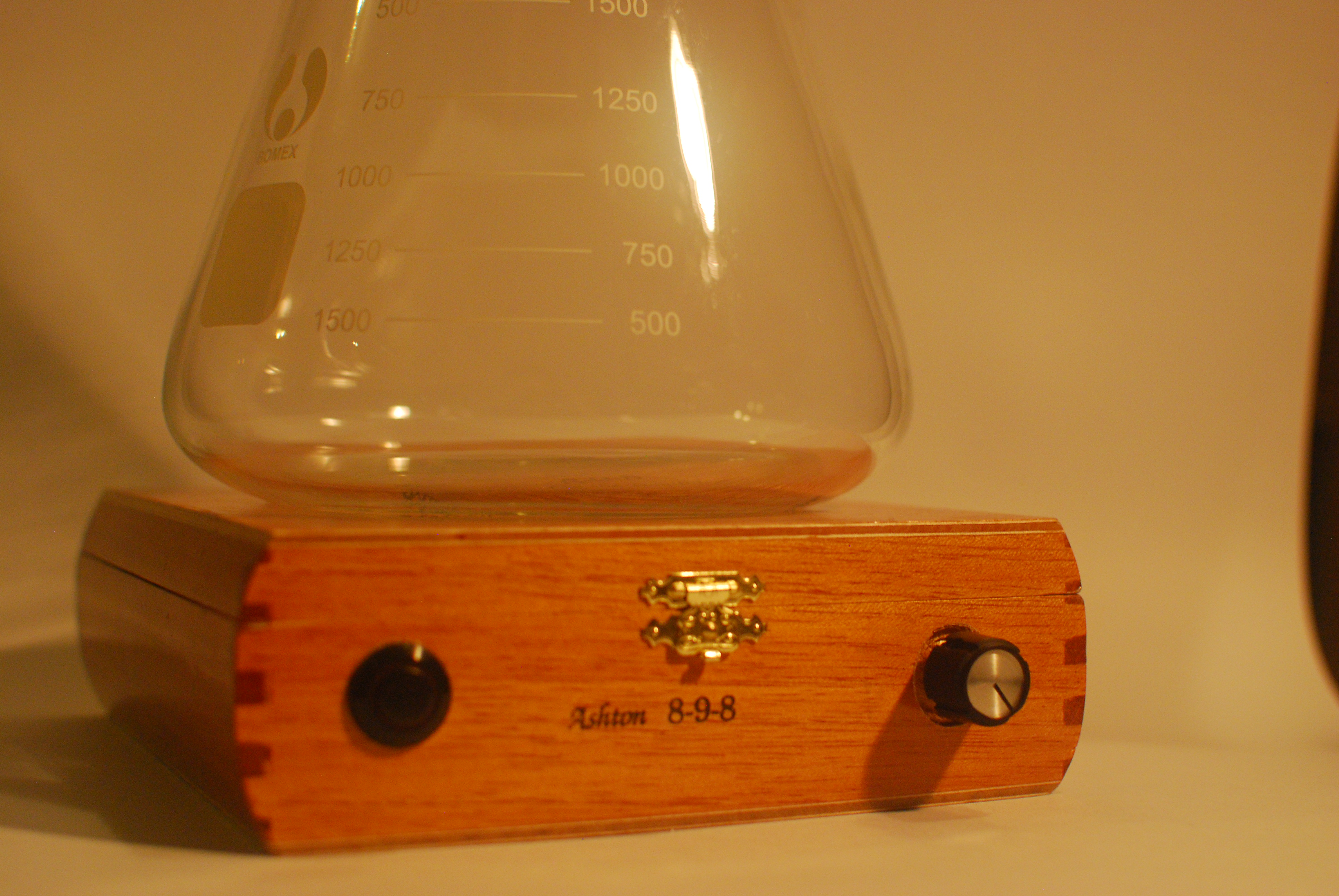 Cigar box stir plate with flask, Ashton model