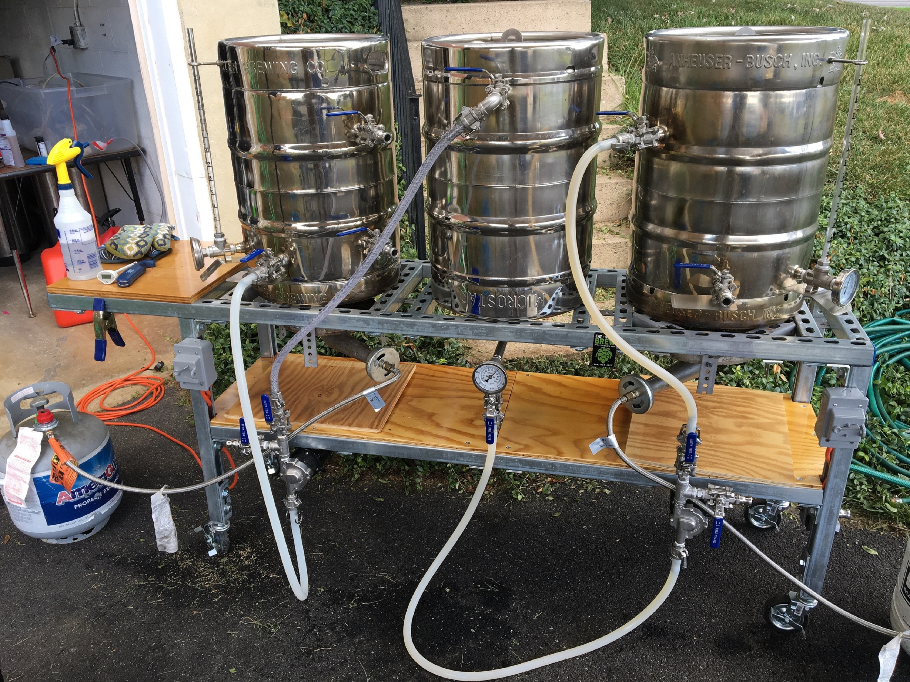 Single tier strut stand