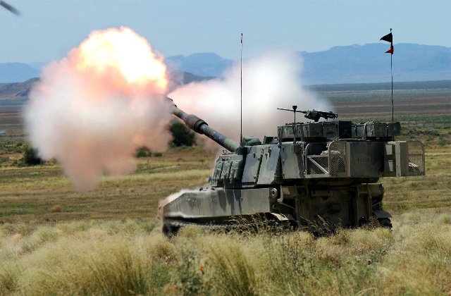 M109A6_Paladin_UTARNG_2004_firing--1.jpg