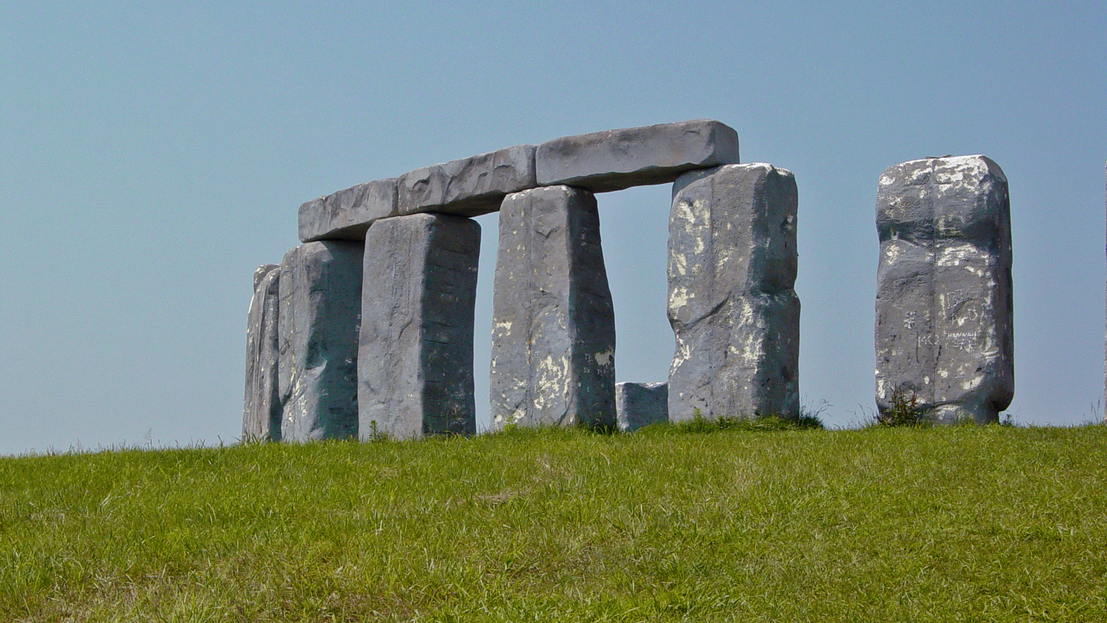 Foamhenge_from_a_distance_-02-_(50223886083).png