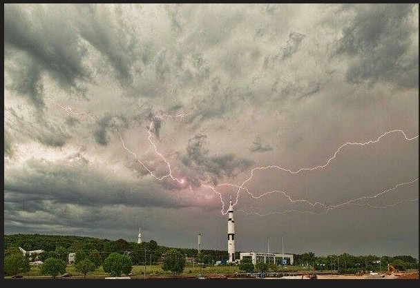 Lightning Saturn V 2016.jpg