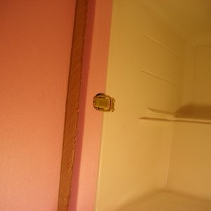 latchholdingdormfridgetocabinetfromtheinside