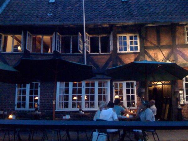 Weissstubbe_in_Ribe_at_midnight.jpg